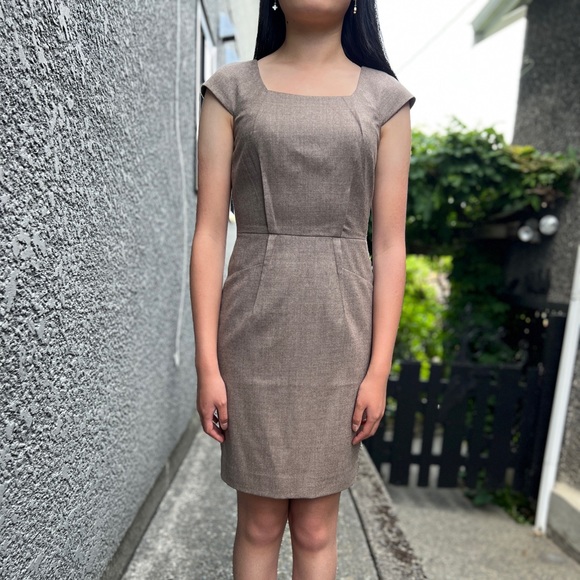 Banana Republic Sheath Dress - Size 2 - Picture 2 of 15